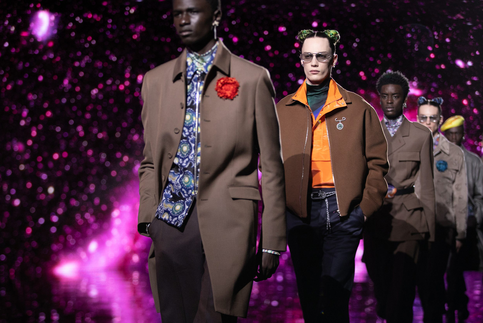 Dior Men重現中國千年刺繡工藝？品牌攜手Kenny Scharf帶來絢麗的早秋2021系列！