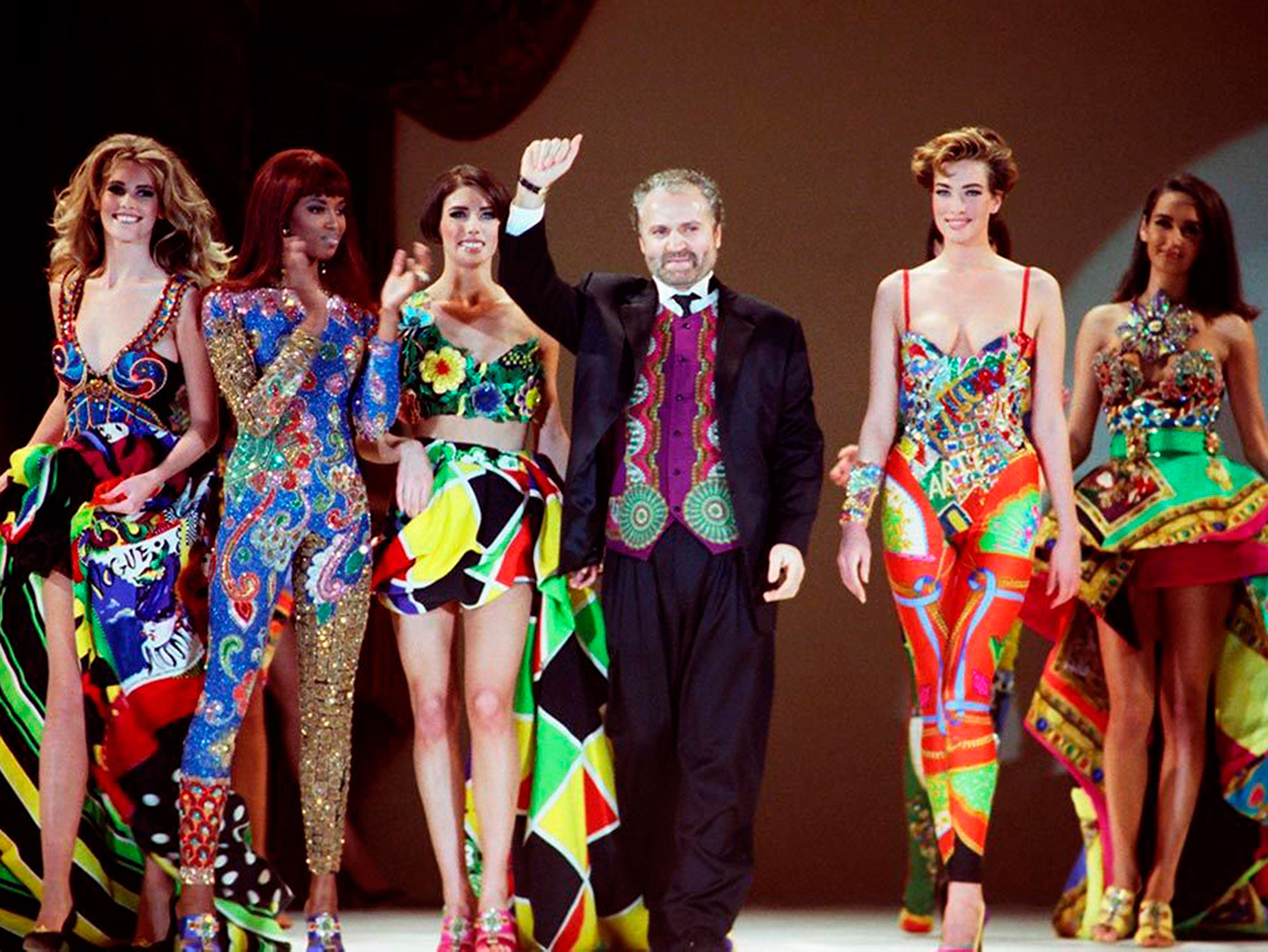 Gianni Versace的時尚魅力！為何時尚界至今仍然懷念他的傳奇設計？
