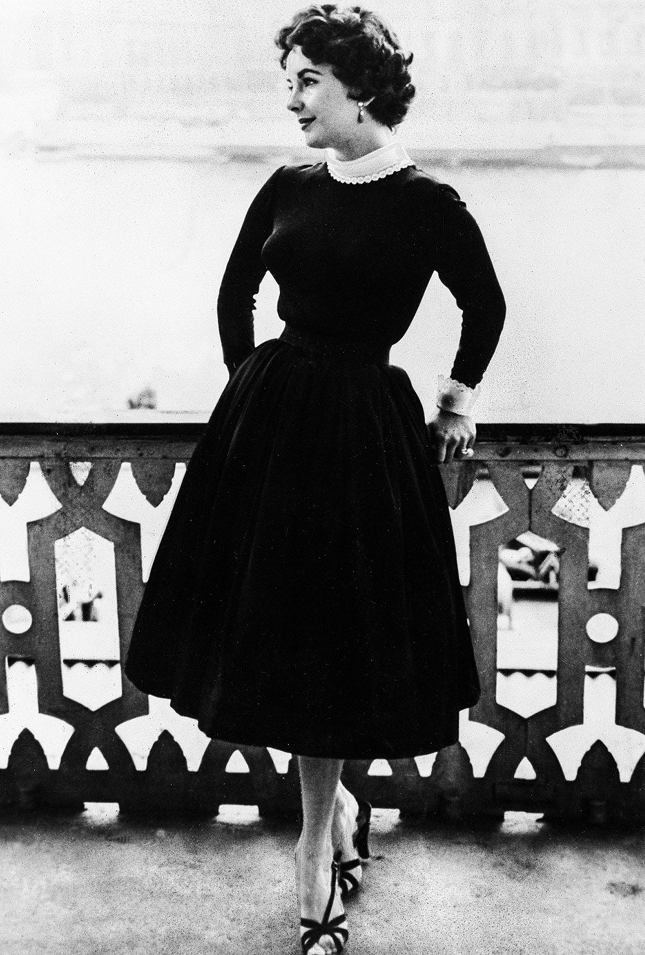 時尚界永垂不朽的黑色服裝！「Little Black Dress」為何能夠風靡全球？