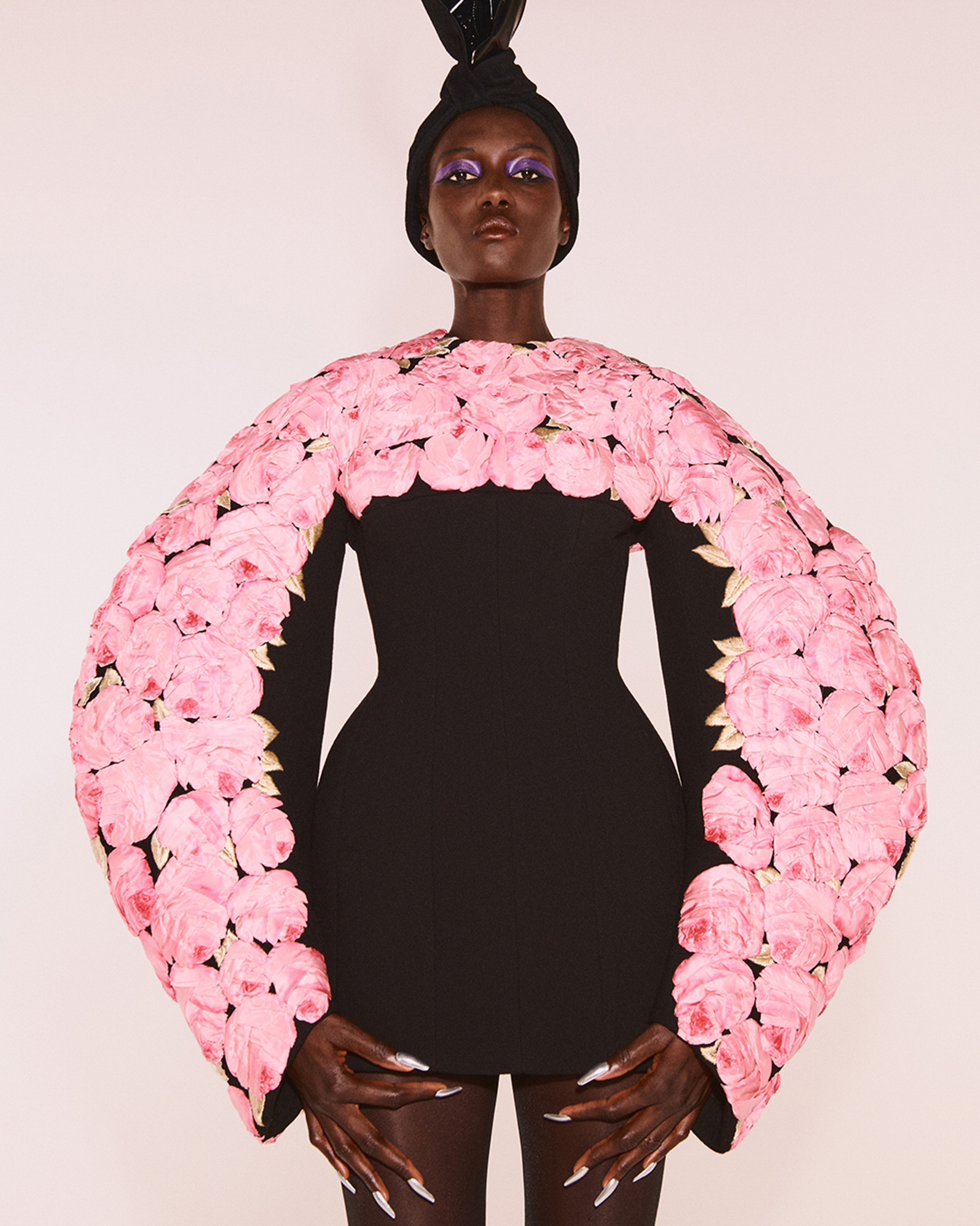 Bella Hadid震撼人心的時尚造型！Schiaparelli如何顛覆高級訂製系列的傳統框架？