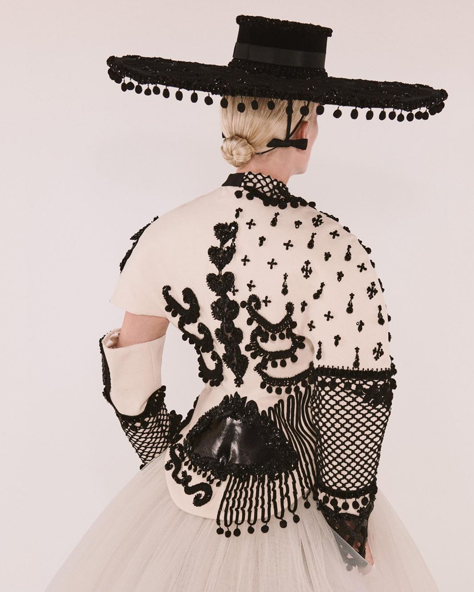 Bella Hadid震撼人心的時尚造型！Schiaparelli如何顛覆高級訂製系列的傳統框架？